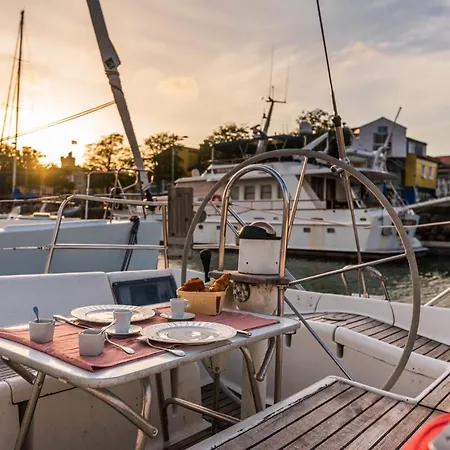 Nuit Sur Un Bateau Botel